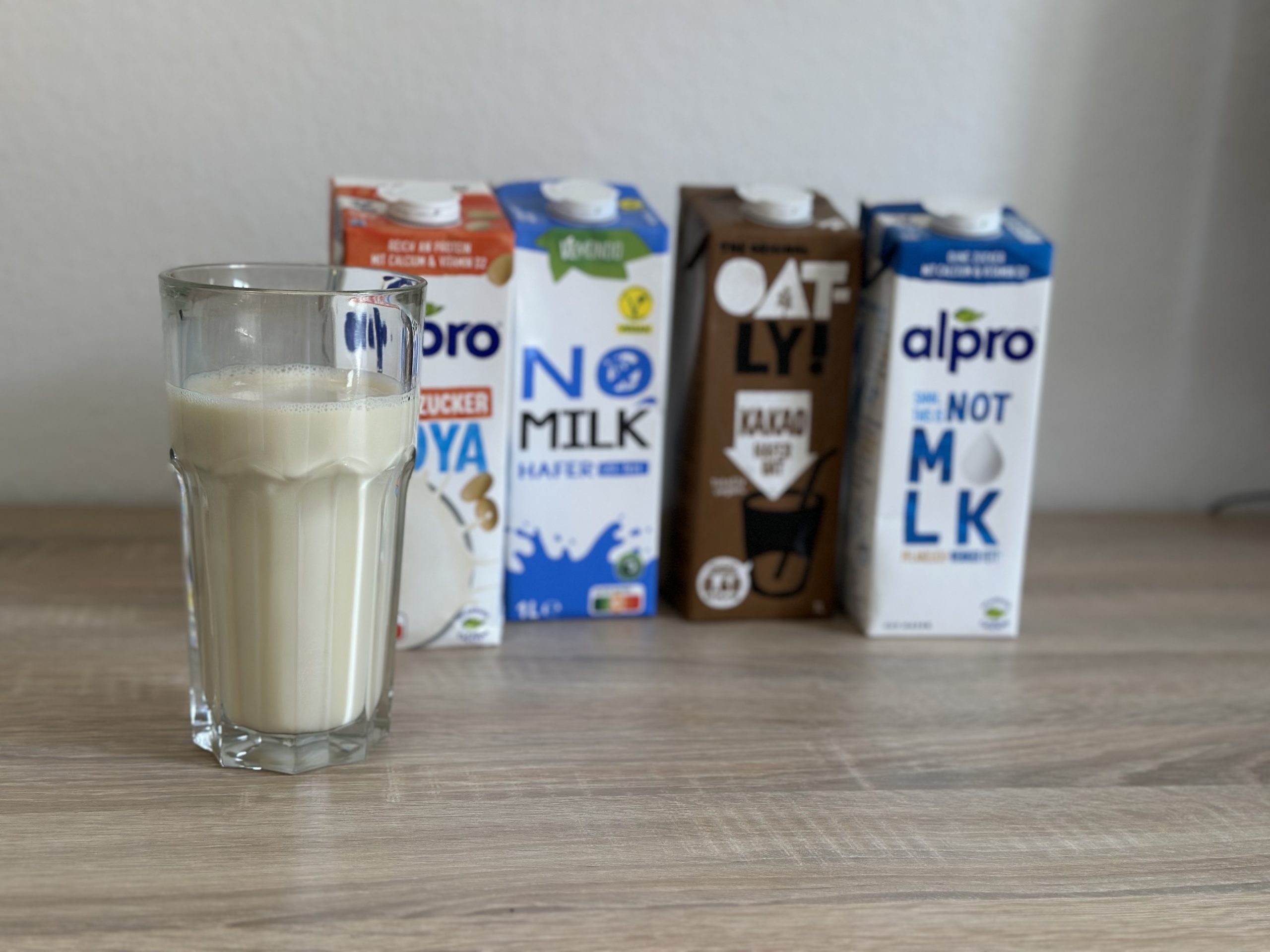 Hafermilch, Mandelmilch, Sojamilch – Pflanzenmilch bei veganer Ernährung